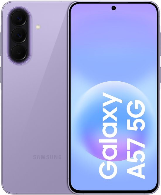 Samsung Galaxy A57 5G smartphone in paars. Drie camera's aan de achterkant. De voorzijde toont een lichtpaars scherm met "Galaxy A57 5G" tekst.