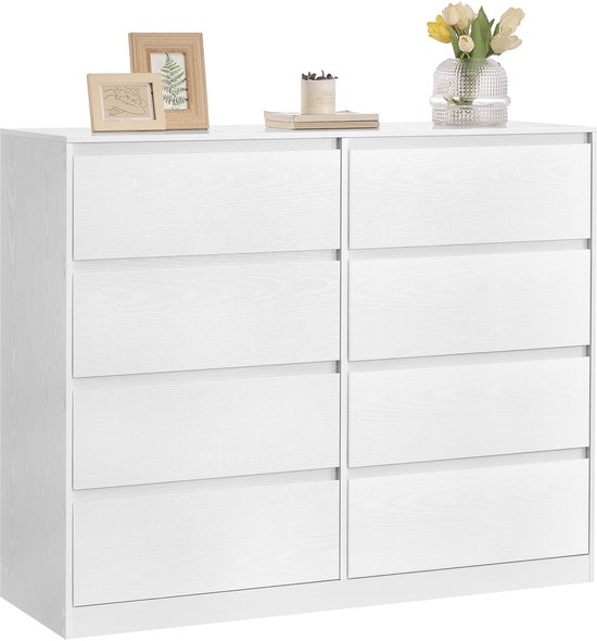 Commode blanche à 8 tiroirs dans une chambre, avec décoration sur le dessus.