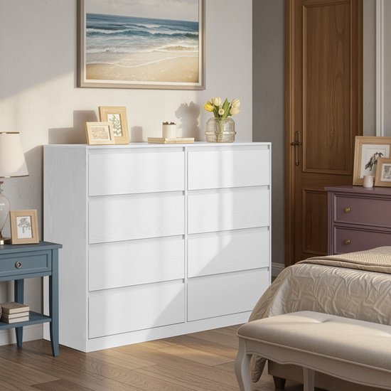 Commode moderne blanche à huit tiroirs avec grain de bois, à côté d'une table de chevet bleue.