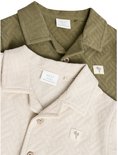 Close-up van de kragen van beige en groene babyrompertjes met visgraatpatroon.