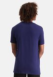 Achterkant van een man die een marineblauwe T-shirt met ronde hals draagt.