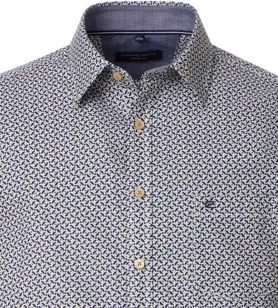 Herenshirt met kraag, knopen en borstzak. Het shirt heeft een all-over print met kleine, abstracte vormen in donkerblauw en beige.