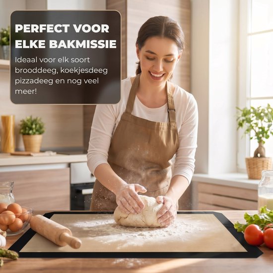 Vrolijke vrouw met schort kneedt deeg op een beige bakmat met zwarte rand, omringd door ingrediënten.