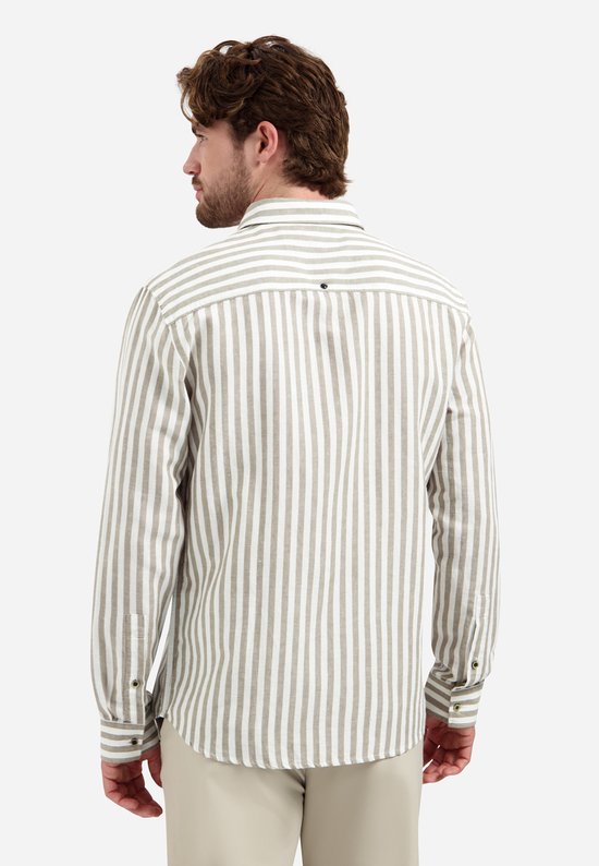 Achterkant van een man in een beige overhemd met verticale, brede witte en taupe strepen.