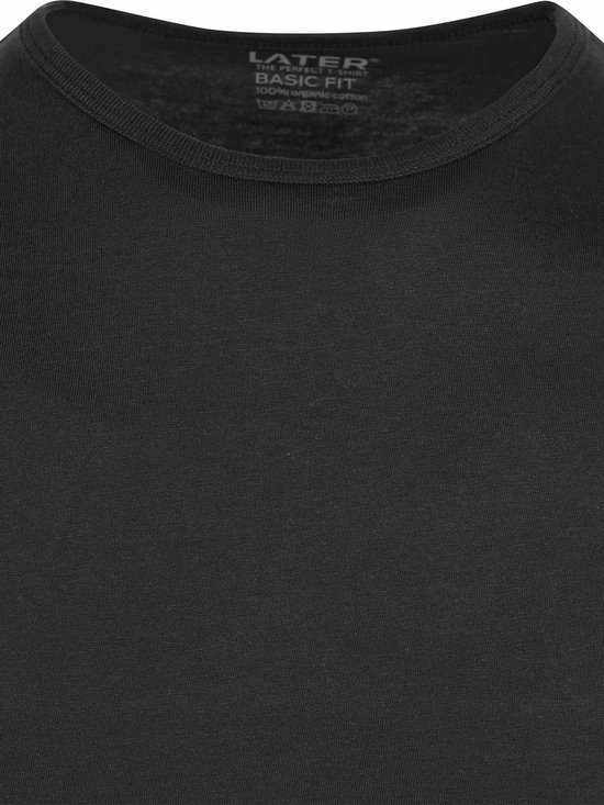 Nekdetail met merklabel van zwarte katoenen T-shirt.