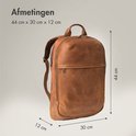Bruine leren rugzak met afmetingen 44x30x12 cm.