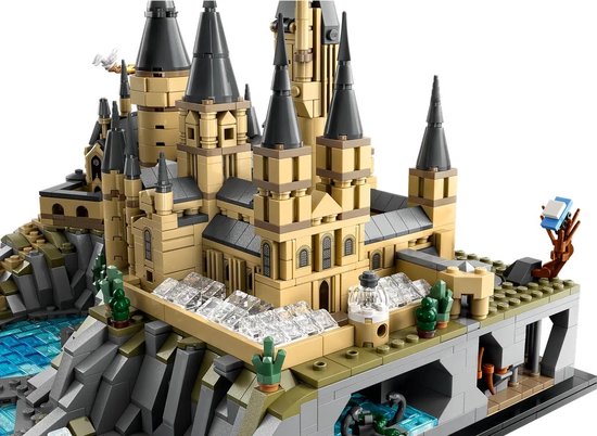 Modèle LEGO détaillé du château de Poudlard avec tours, fenêtres et plans d'eau.