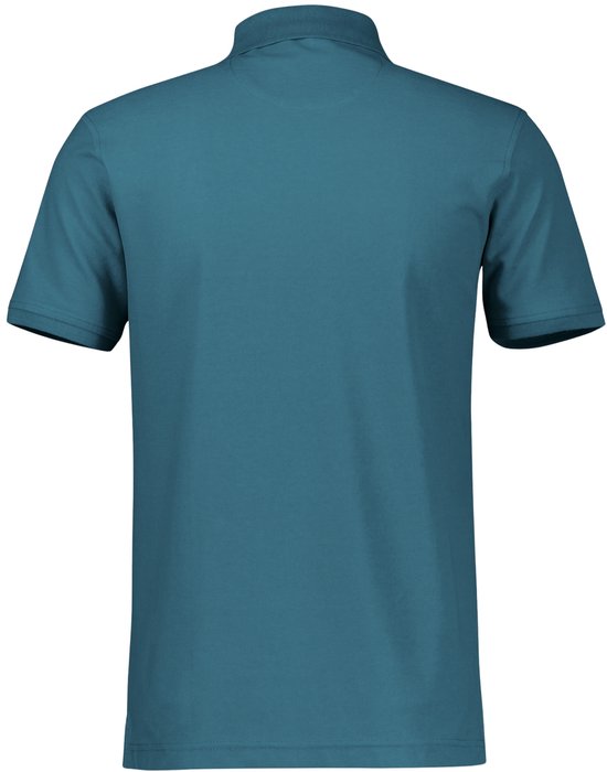Achterkant van een effen petroolblauwe poloshirt met korte mouwen.