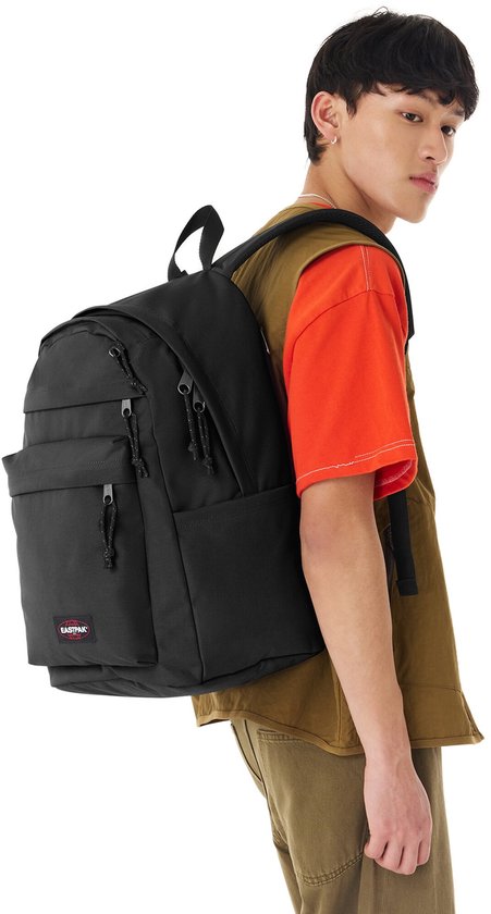 Model met een zwarte Eastpak Day Pak'r Pro rugzak op de rug.