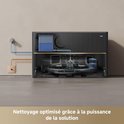 Gedetailleerde doorsnede van de robotstofzuiger die de watertoevoer naar de dweilfunctie toont. "Nettoyage optimisé grâce à la puissance de la solution."