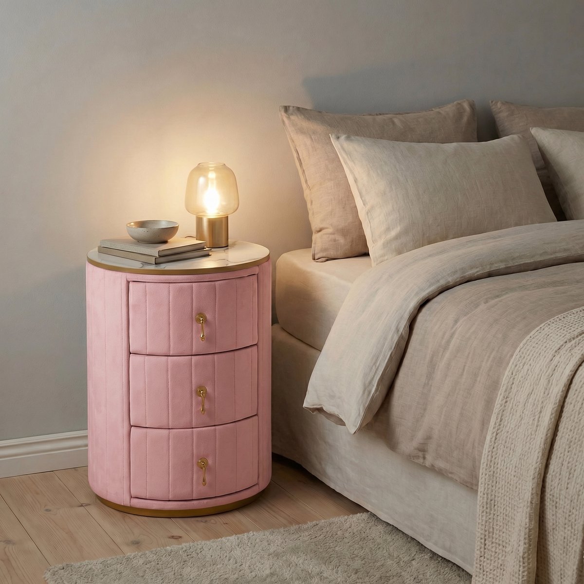 FloraGrace Nachtkastje - Rond Design Met 3 Laden En Marmerlook Blad - Voor Slaapkamer En Woonkamer - Fluweel Metaal MDF - 40x40x52,5 Cm - Roze Rose