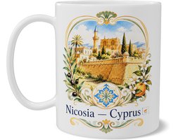 Mok Nicosia Cyprus met stadsmuren, zandstenen architectuur, citrusbloesem, olijftakken en mediterrane Art Nouveau illustratie op beide zijden