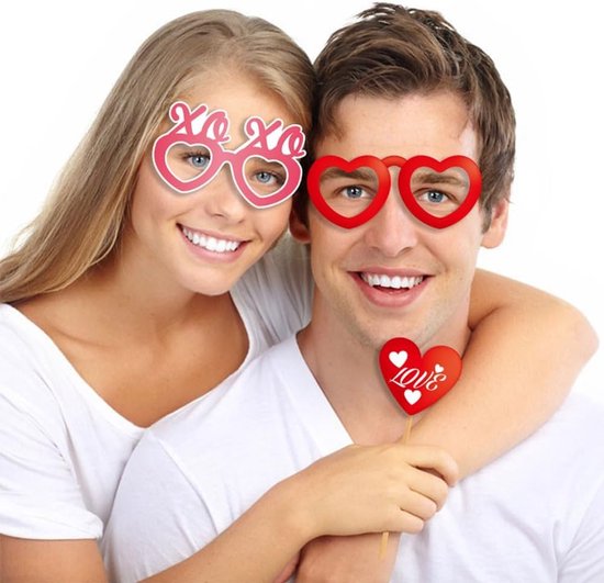 Een man en vrouw die samen lachen, met de vrouw met 'XO XO' brillen en de man met hartvormige brillen. Een klein hartje met 'Love' erop wordt vastgehouden.