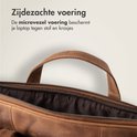 Bruine leren laptoptas met een zacht microvezel voering die je laptop beschermt.