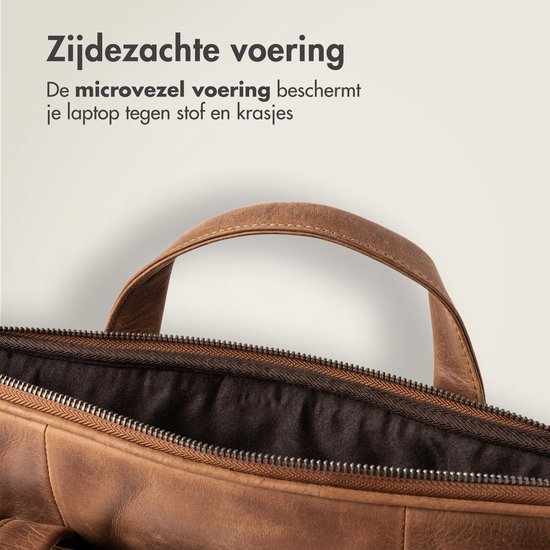 Bruine leren laptoptas met een zacht microvezel voering die je laptop beschermt.