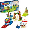 LEGO Sonic de Muis speelgoed. Zichtbaar: Sonic in bol, op strand, met DJ booth, robot, schans, boog, ringen, en doos.