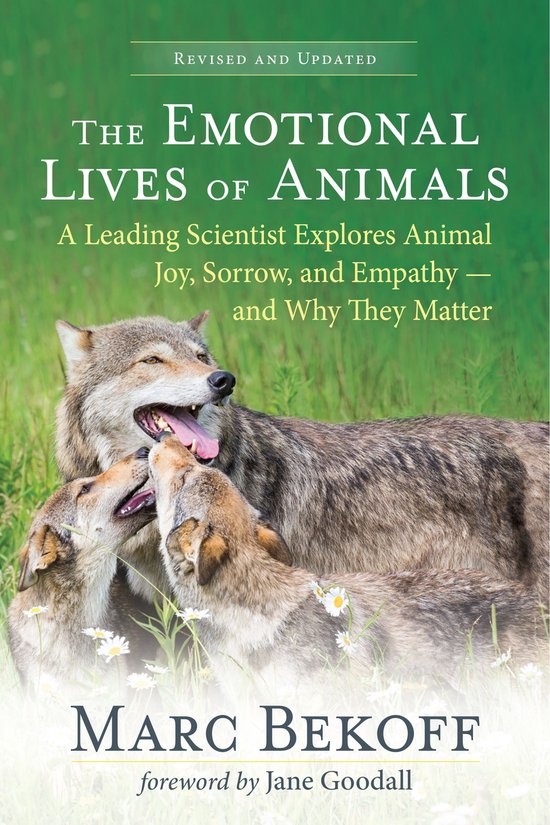 De omslag van het boek "The Emotional Lives of Animals" met een close-up van drie wolven in een grasveld. De titel is "The Emotional Lives of Animals", ondertitel "A Leading Scientist Explores Animal Joy, Sorrow, and Empathy - and Why They Matter". De auteur is Marc Bekoff.