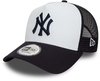 Casquette trucker New Era avec panneau avant blanc, visière noire et panneau arrière en mesh noir. Logo New York Yankees sur le devant. Étiquette "Adjustable" visible.
