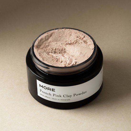 Potje "French Pink Clay Powder" van het merk "More", gevuld met roze poeder.