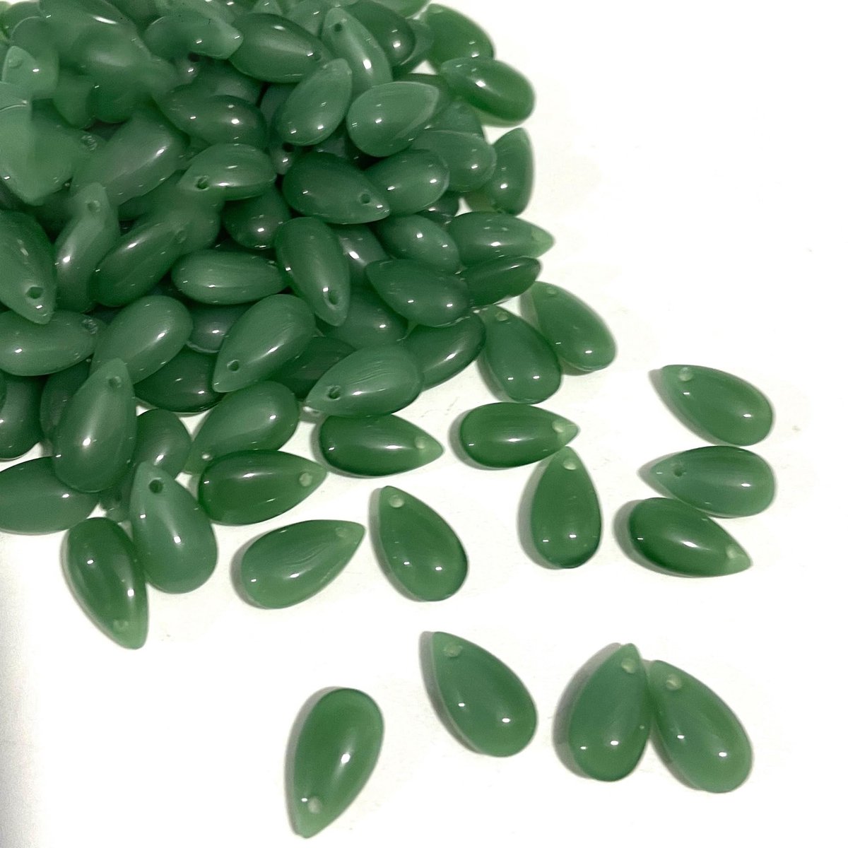 Dailygoods - Glazen Druppelkralen - 100 Stuks - Perfect voor DIY Sieraden - Donkergroen - Hobbymateriaal - Geschikt voor Sieraden maken - Kleur 8 x 14 mm