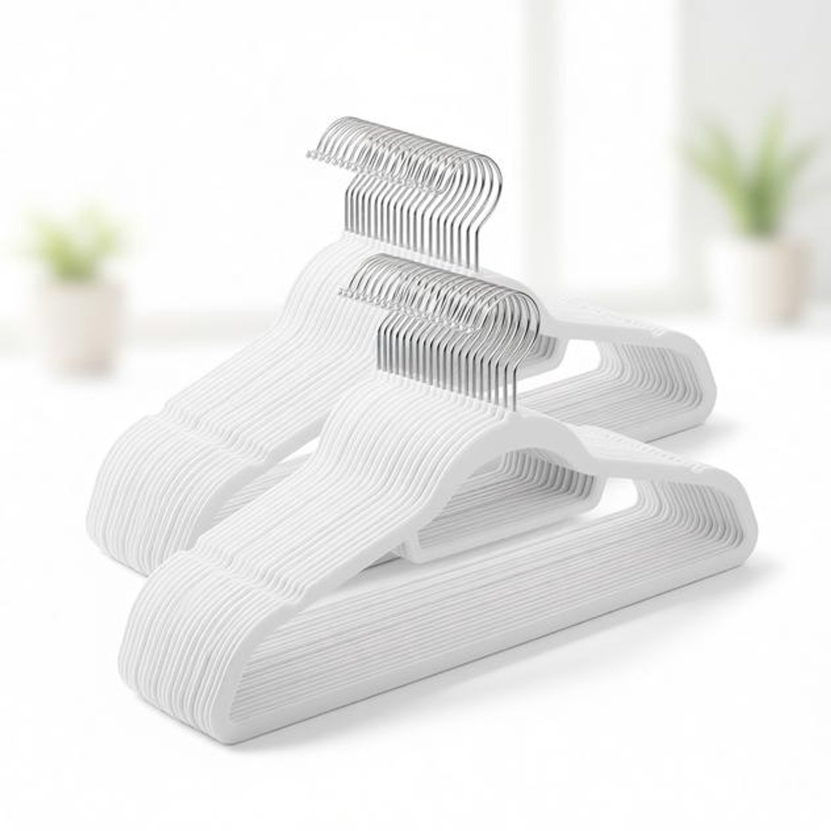 ElleMooi Fluwelen kleerhangers, set van 50, antislip, met broekstang, 360° draaibare haak, 0,6 cm dun, 43,5 cm lang, zilver/wit