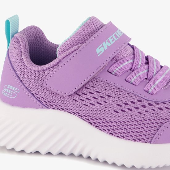 Close-up van paarse Skechers Bounder sneaker: klittenbandsluiting met 'SKECHERS' logo, mintgroene veters.