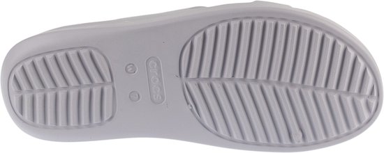 Zool van een grijze Crocs slipper met ribbelpatroon en logo.