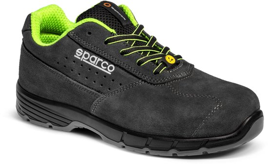 Chaussure de travail grise en daim avec des accents vert lime. Logo 'Sparco' sur le côté.