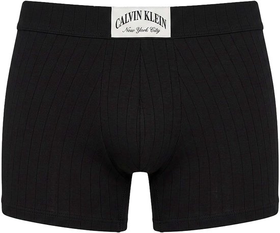 Zwart Calvin Klein ondergoed met verticale ribbels en het 'Calvin Klein New York City'-logo op de tailleband.