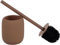 Bruine toiletborstel met zwarte borstelharen, naast een ronde beker.