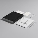 Zwarte doos van de BOOX Go Series e-reader, naast de e-reader, styluspen en accessoires.