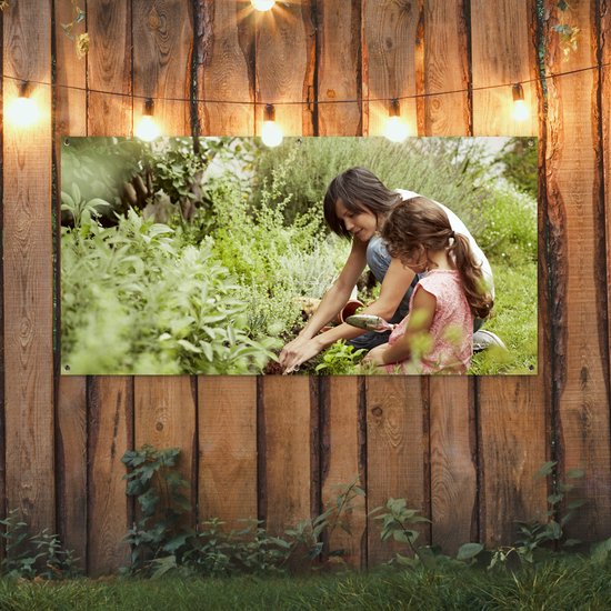 Décoration murale extérieur Mère et fille plantant ensemble dans le jardin - 160x80 cm - Toile jardin - Affiche extérieure.