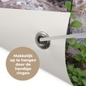 Gros plan d'une affiche de jardin avec un œillet, avec du texte sur une suspension facile.
