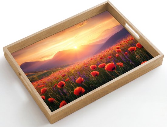 Plateau en bois avec un paysage pittoresque de coquelicots en pleine floraison au coucher du soleil.