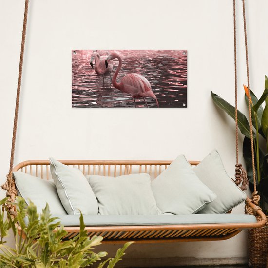 Tuinposter 80x40 cm - Tuindecoratie Een groep flamingo's staat in het water - Poster voor in de tuin - Buiten decoratie - Schutting tuinschilderij - Tuindoek muurdecoratie - Wanddecoratie balkondoek