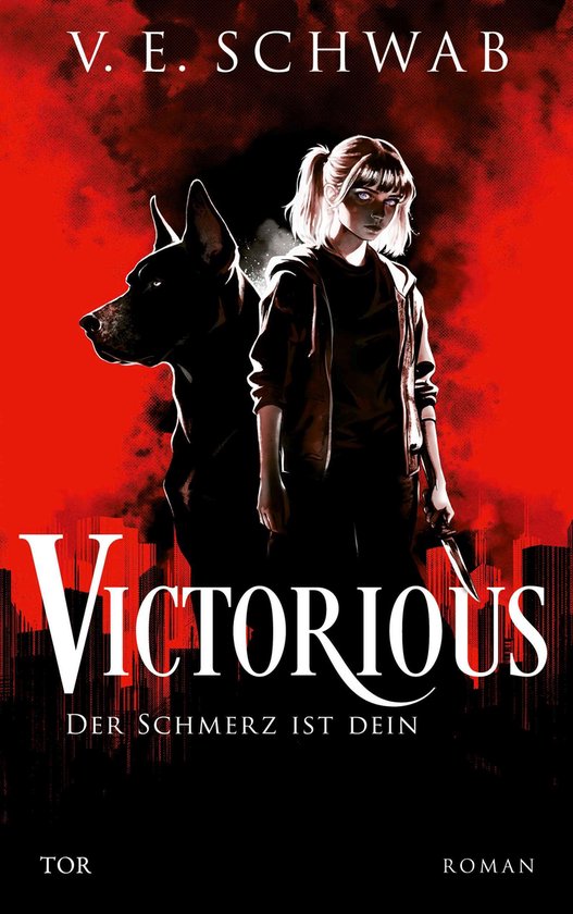 Boekomslag van "Victorious" met een meisje en een zwarte hond voor een silhouet van een stad onder een rode, rokende lucht. "Victorious" en "Der Schmerz ist dein" zijn in witte letters weergegeven.