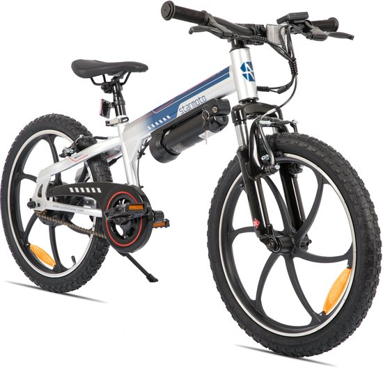 Vooraanzicht van een zilverkleurige elektrische fiets met zwarte velgen en banden, zwarte zadel en een zwarte batterijbuis.