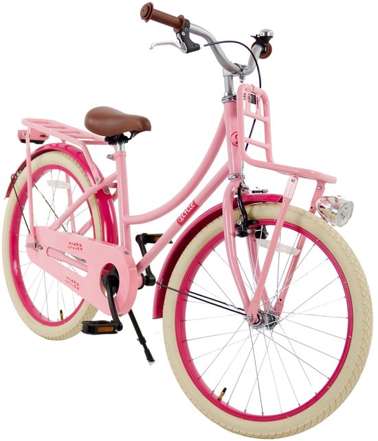 Roze transportfiets met crème banden, bruin zadel en hartjesprint op de kettingkast. Zichtbaar zijn het mandje vooraan en de bagagedrager.