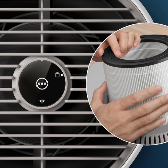 Mains insérant un filtre HEPA cylindrique dans un purificateur d'air Philips doté d'un panneau de commande rond.