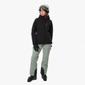 Vrouw in zwarte ski-jas, grijze ski-broek, met ski-helm en skibril. Staande pose.