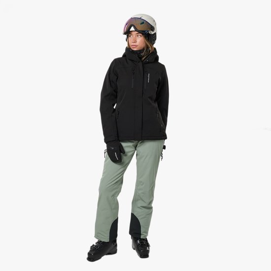 Vrouw in zwarte ski-jas, grijze ski-broek, met ski-helm en skibril. Staande pose.