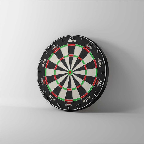 KOTO King Classic dartbord, staande tegen een witte muur.