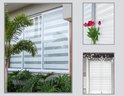 Groene planten voor een huis met witte gestreepte rolgordijnen.