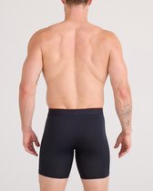 Man van achteren draagt een marineblauwe boxer. Hij heeft tatoeages op zijn arm.