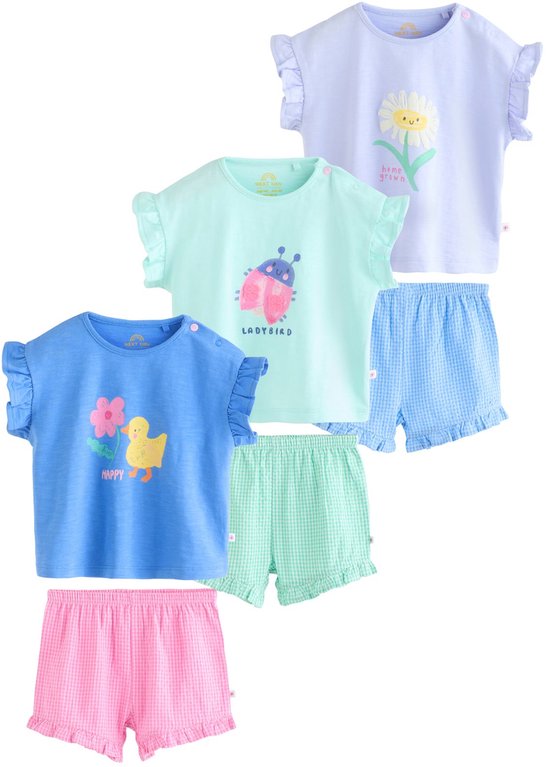 Een set van zes babykledingstukken: drie tops en drie shorts. De shorts hebben een ruitpatroon in roze, groen en blauw. De tops zijn mintgroen, lichtblauw en lila, met prints van een lieveheersbeestje, een eend en een bloem.
