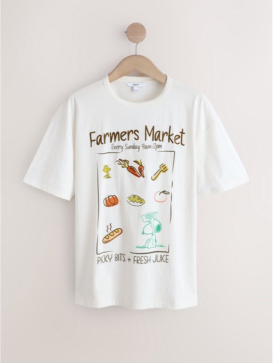 Wit T-shirt met Snoopy-print, tekst "Farmers Market" en verschillende etenswaren.