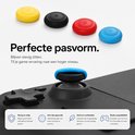 Vier consolebutton-accessoires in geel, zwart, rood en blauw, met een blauwe op de joystick.
