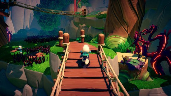 Een Smurf loopt over een houten brug in een weelderige, groene jungle-omgeving met touwbruggen.