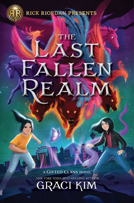 Boekomslag: "The Last Fallen Realm" met twee meisjes, mythologische wezens en een stad op de achtergrond.