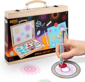 JOYA Creative Spiral Art Set in houten koffer. Hand met 6-kleurenpen tekent patroon.